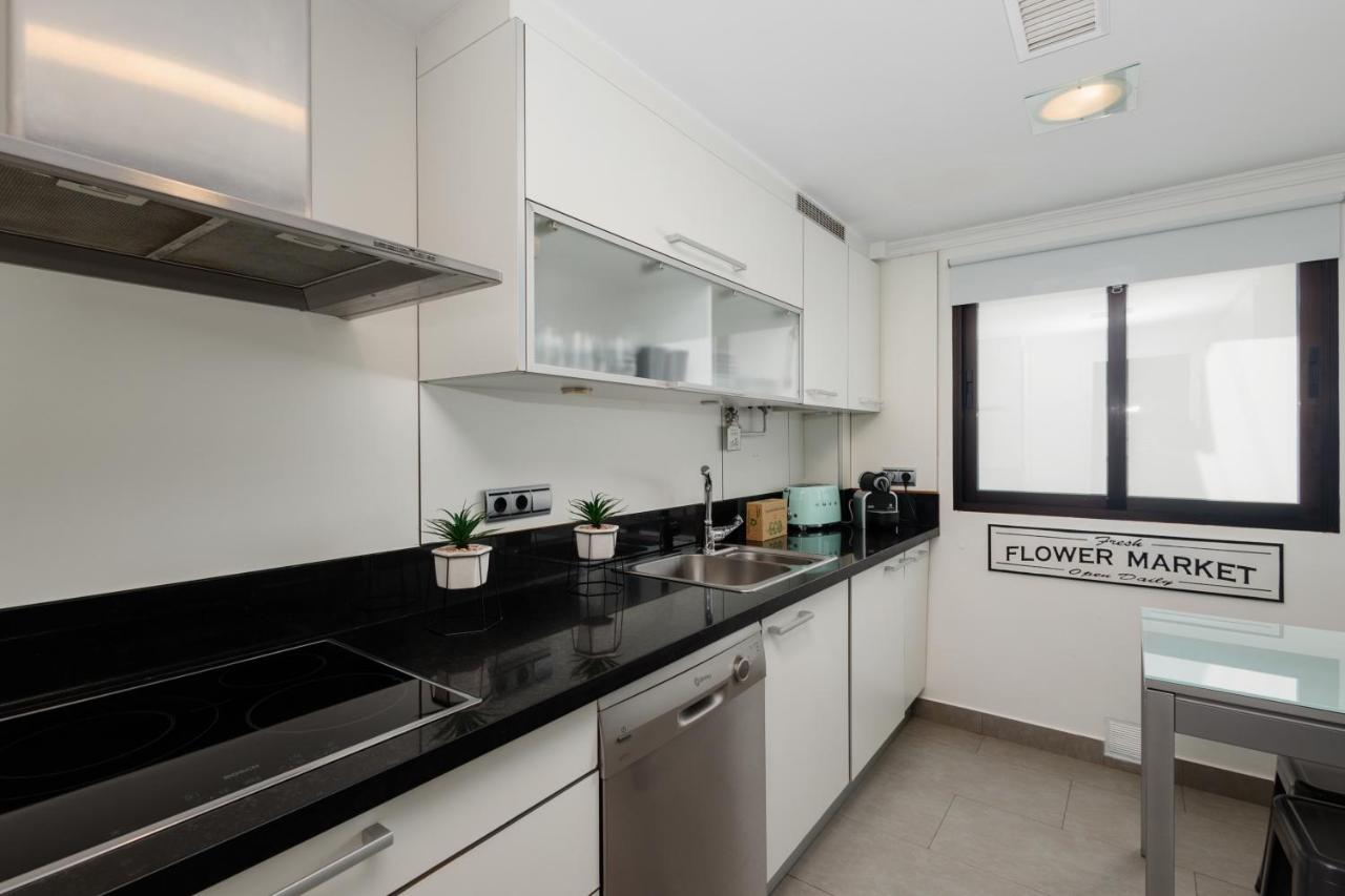 In The Historic Center Of Malaga, Very Close To The Beach And The Ave Train Station, With Private Parking Kültér fotó