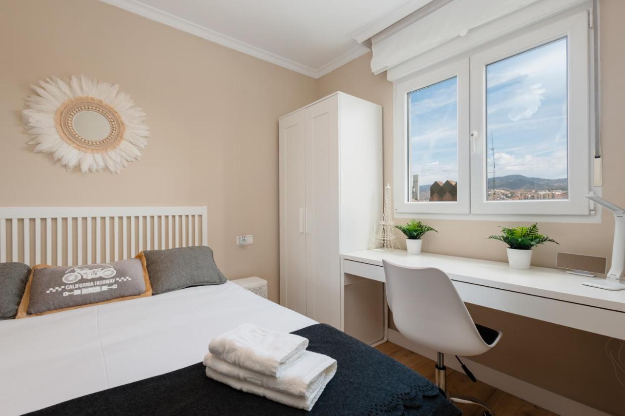 In The Historic Center Of Malaga, Very Close To The Beach And The Ave Train Station, With Private Parking Kültér fotó