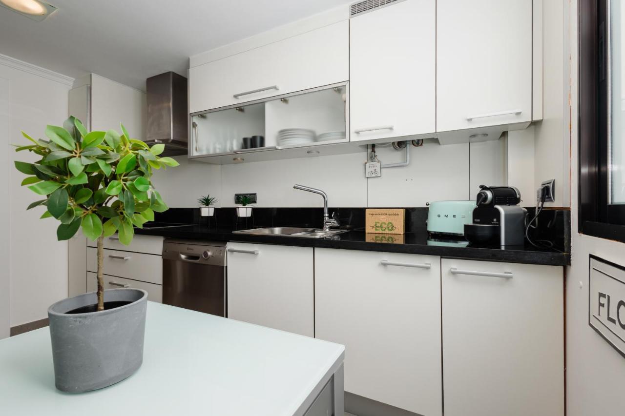 In The Historic Center Of Malaga, Very Close To The Beach And The Ave Train Station, With Private Parking Kültér fotó